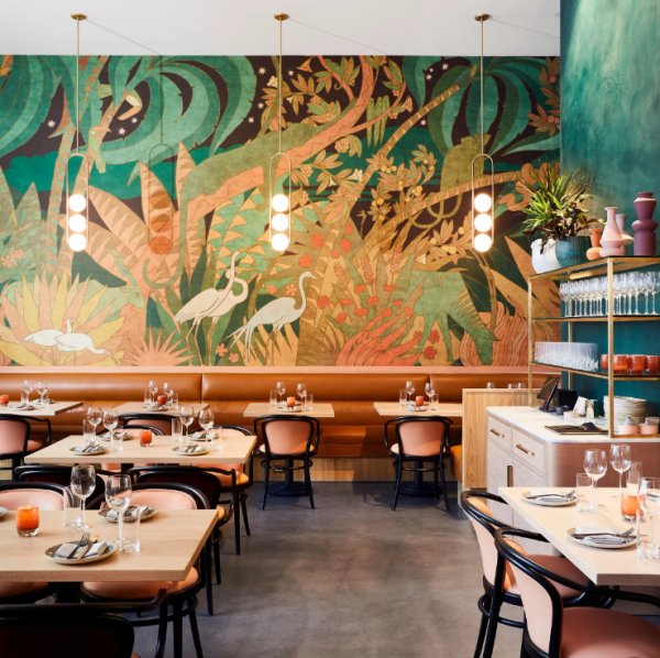 Desain cafe dengan dekorasi Art Nouveau, garis-garis lembut dan motif alami